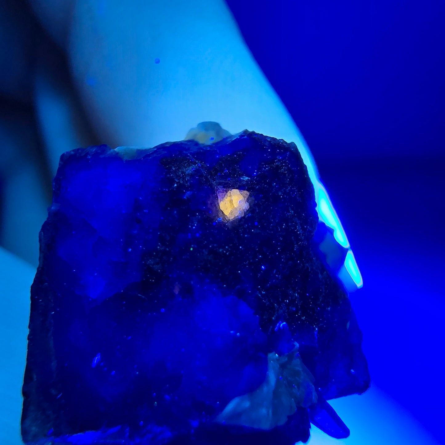 Cube de fluorite fantôme zonal, muscovite, spécimen d'hyalite, Erongo, Namibie, 18 x 19 x 17 mm