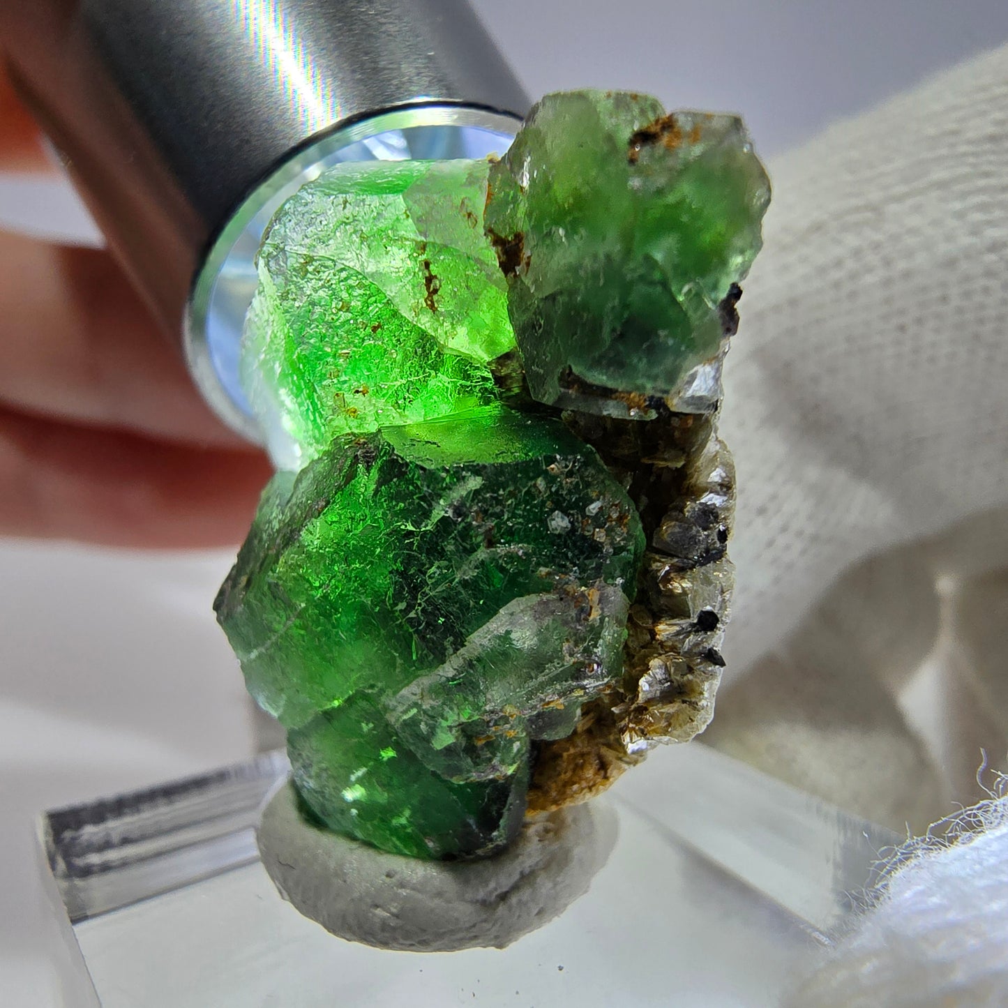 Cube de fluorite fantôme zonal, tourmaline muscovite Schorl Erongo Namibie 26 x 23 x 15 mm