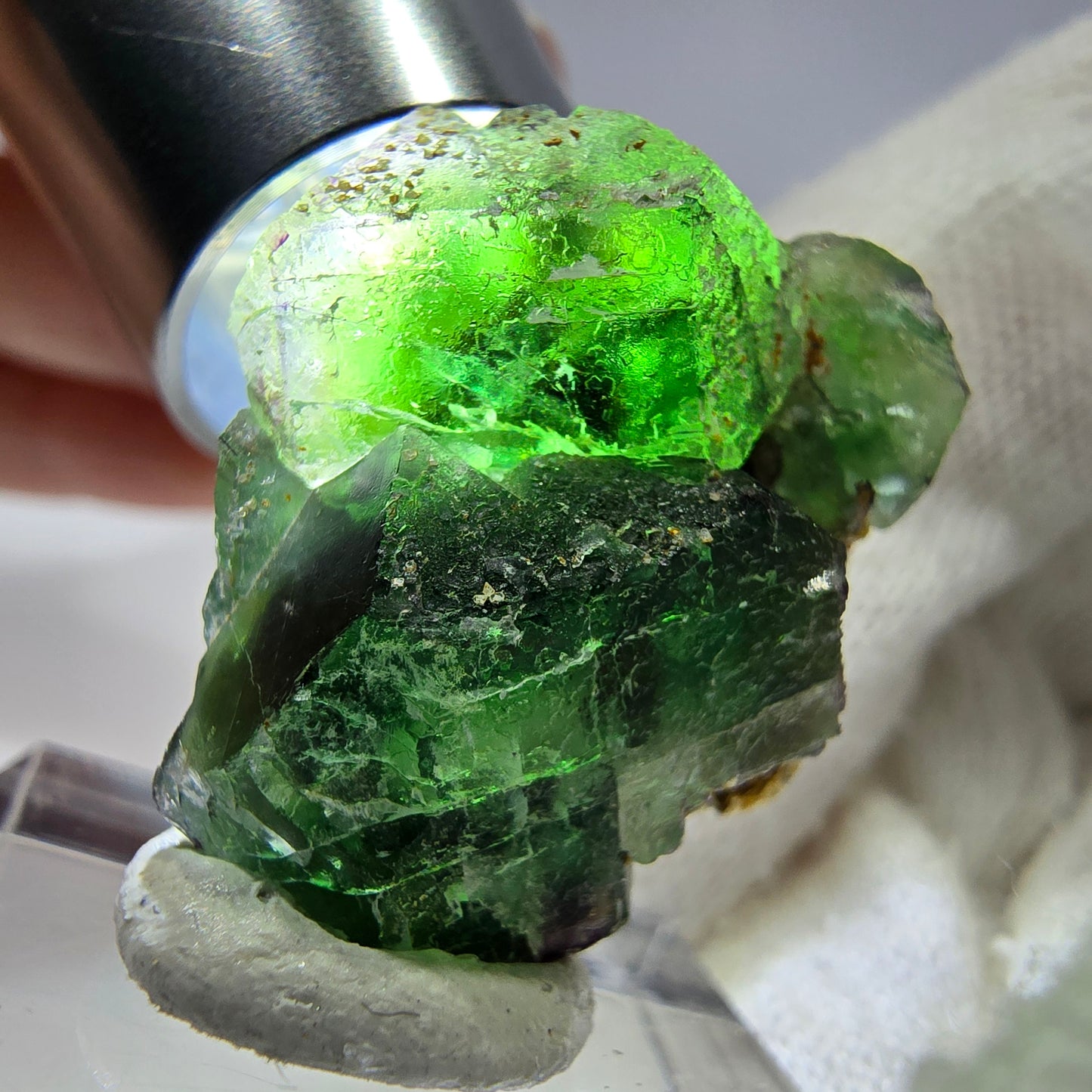 Cube de fluorite fantôme zonal, tourmaline muscovite Schorl Erongo Namibie 26 x 23 x 15 mm