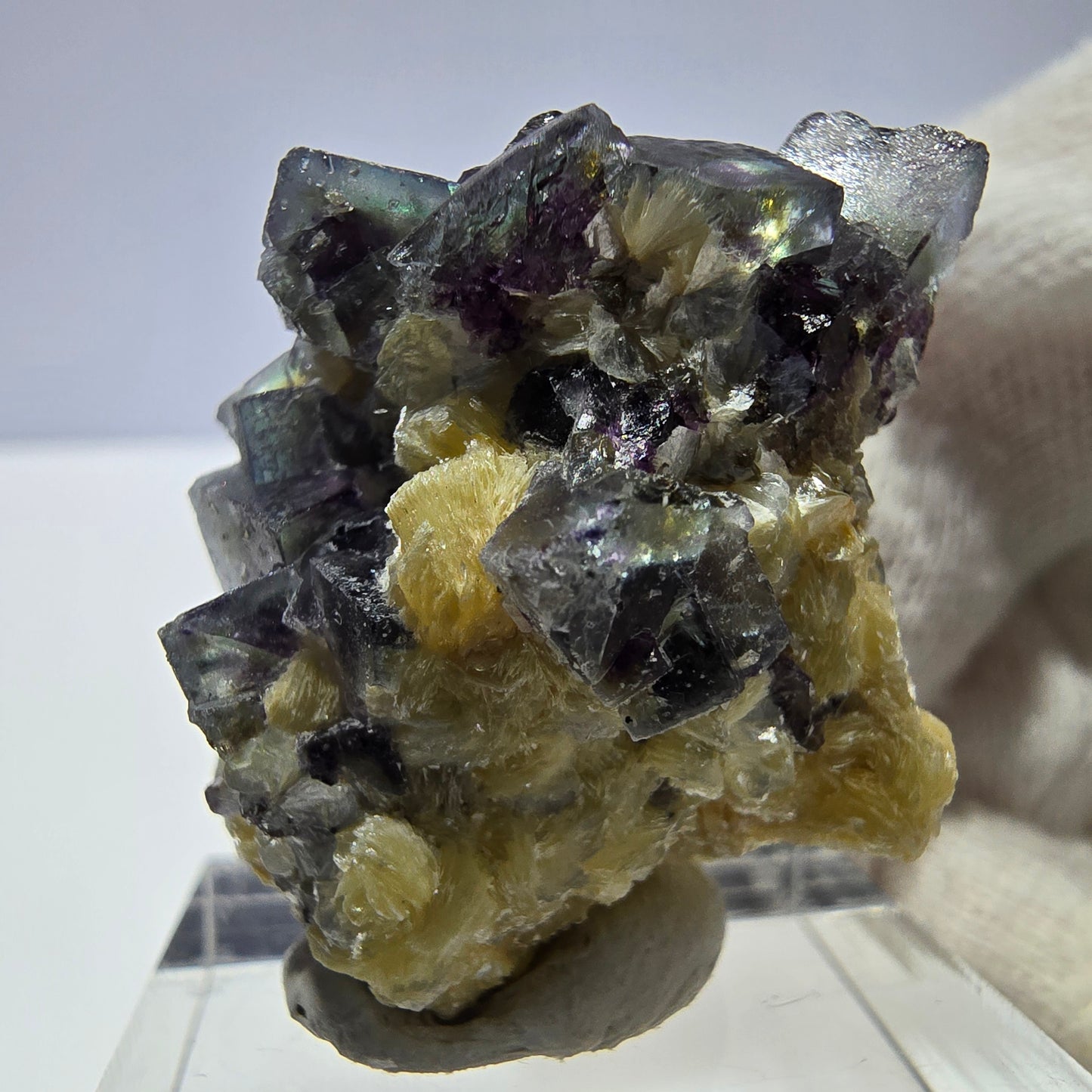Spécimen de fluorite fantôme colorée, tourmaline scholle, muscovite, Erongo, Namibie, 33 x 29 x 23 mm