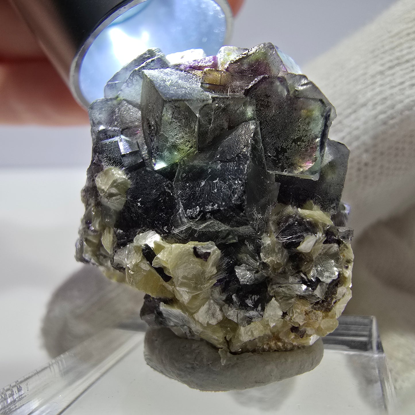 Spécimen de fluorite fantôme colorée, tourmaline scholle, muscovite, Erongo, Namibie, 33 x 29 x 23 mm