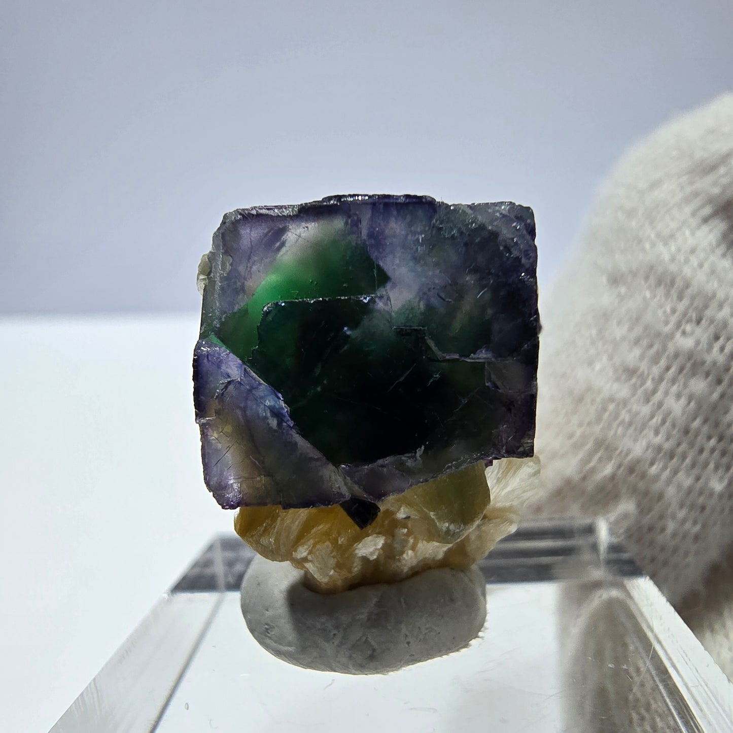 Cube de fluorite fantôme zonal, tourmaline muscovite Schörl Erongo Namibie 24 x 20 x 18 mm