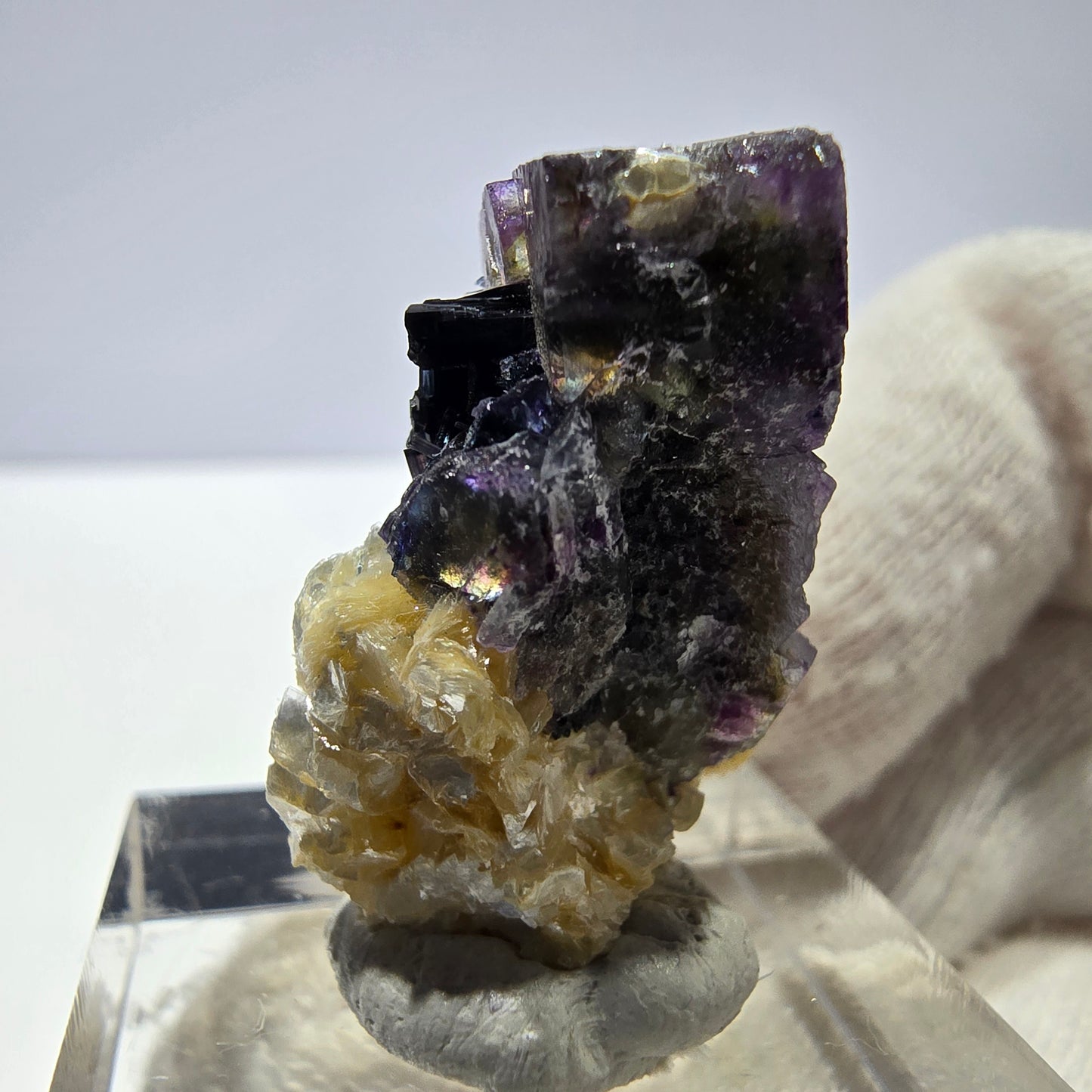 Spécimen de fluorite fantôme colorée, tourmaline scholle, muscovite, Erongo, Namibie, 25 x 22 x 14 mm