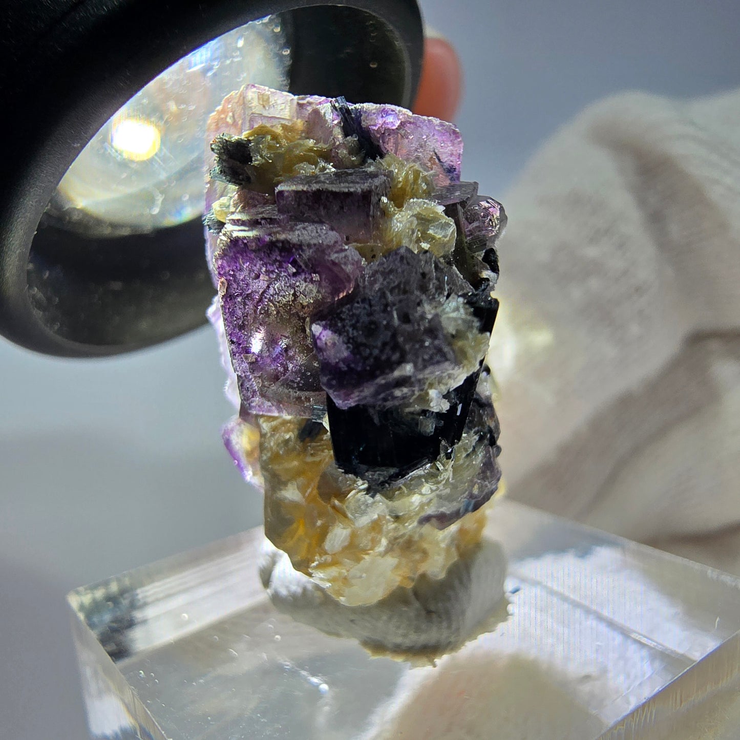 Spécimen de fluorite fantôme colorée, tourmaline scholle, muscovite, Erongo, Namibie, 25 x 22 x 14 mm