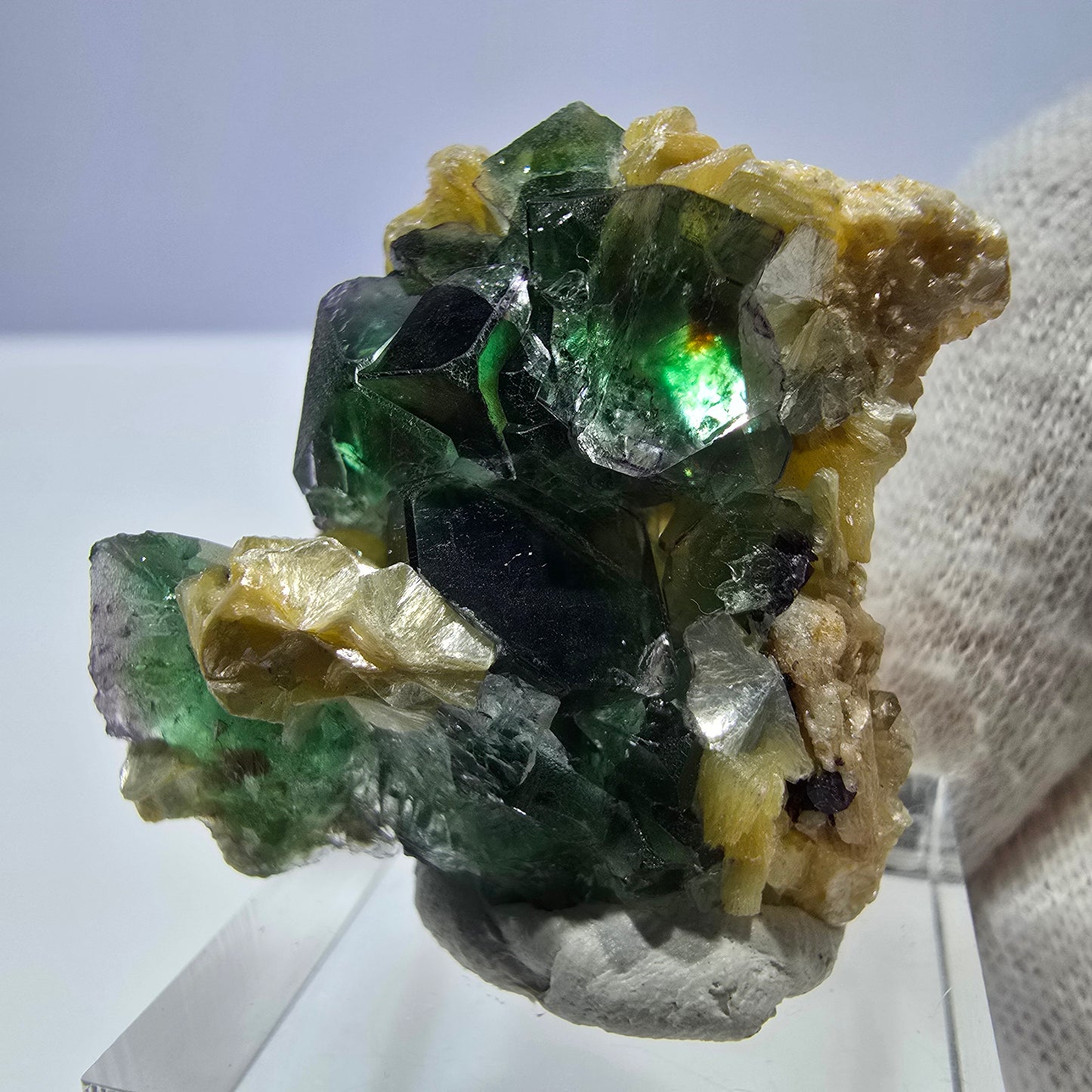 Cube de fluorite fantôme zonal, muscovite, spécimen d'hyalite, Erongo, Namibie, 27 x 30 x 22 mm