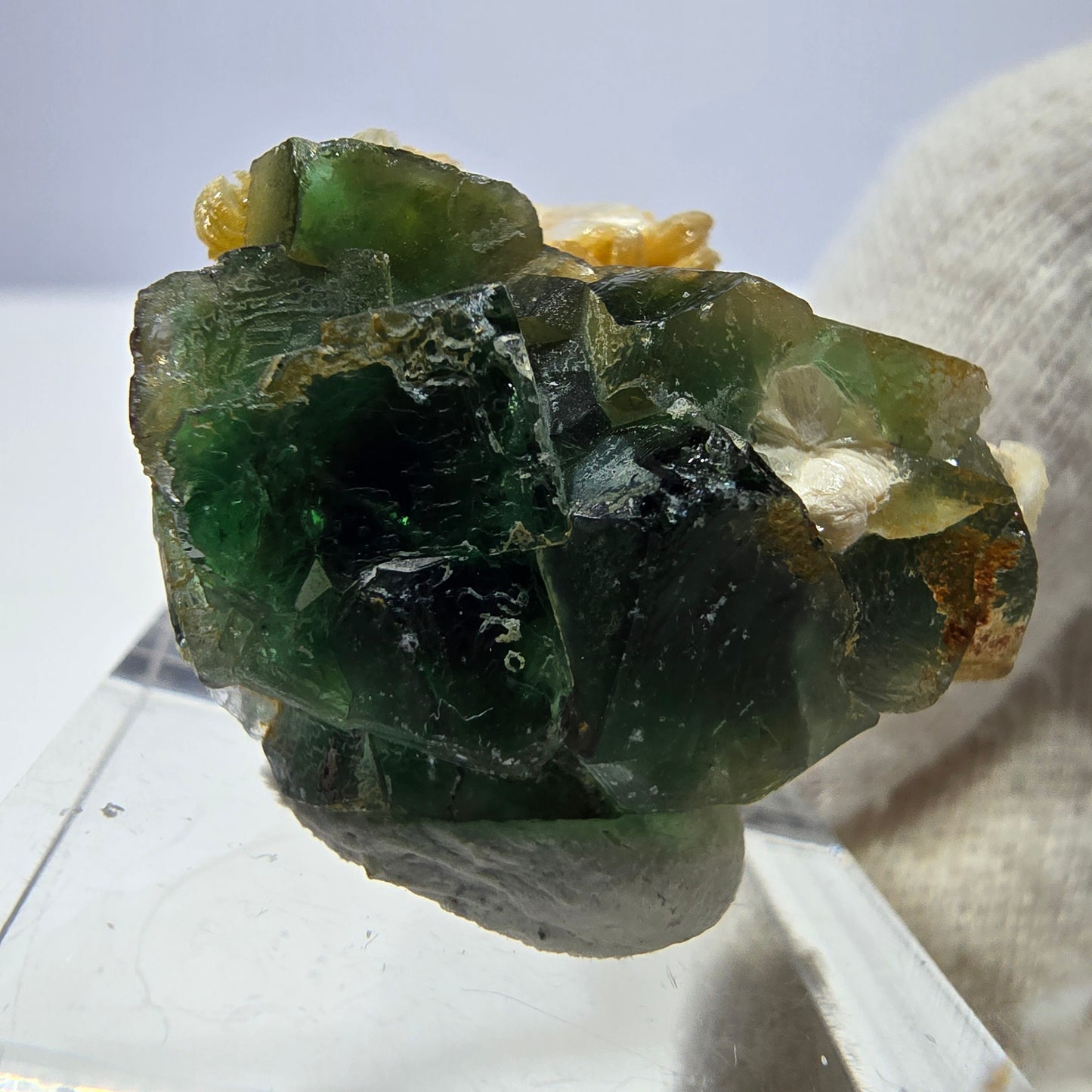 Cube de fluorite fantôme, muscovite et hyalite, spécimen d'Erongo, Namibie, 29 x 22 x 15 mm