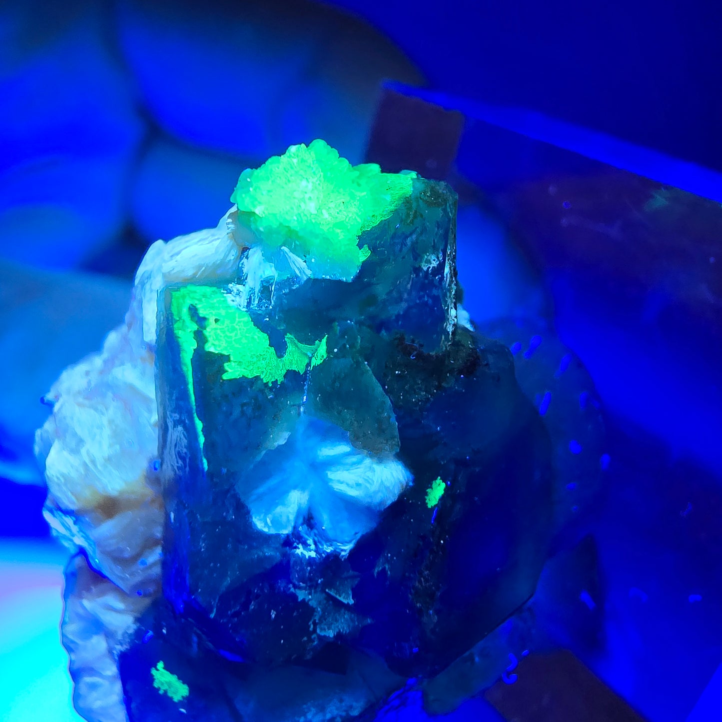 Cube de fluorite fantôme, muscovite et hyalite, spécimen d'Erongo, Namibie, 29 x 22 x 15 mm