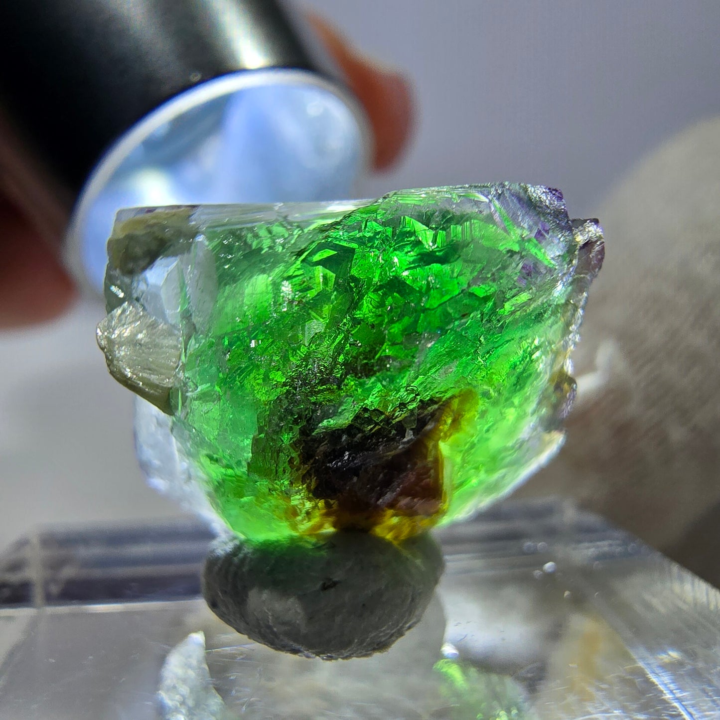 Cube de fluorite fantôme, muscovite et hyalite, spécimen d'Erongo, Namibie, 16 x 15 x 12 mm