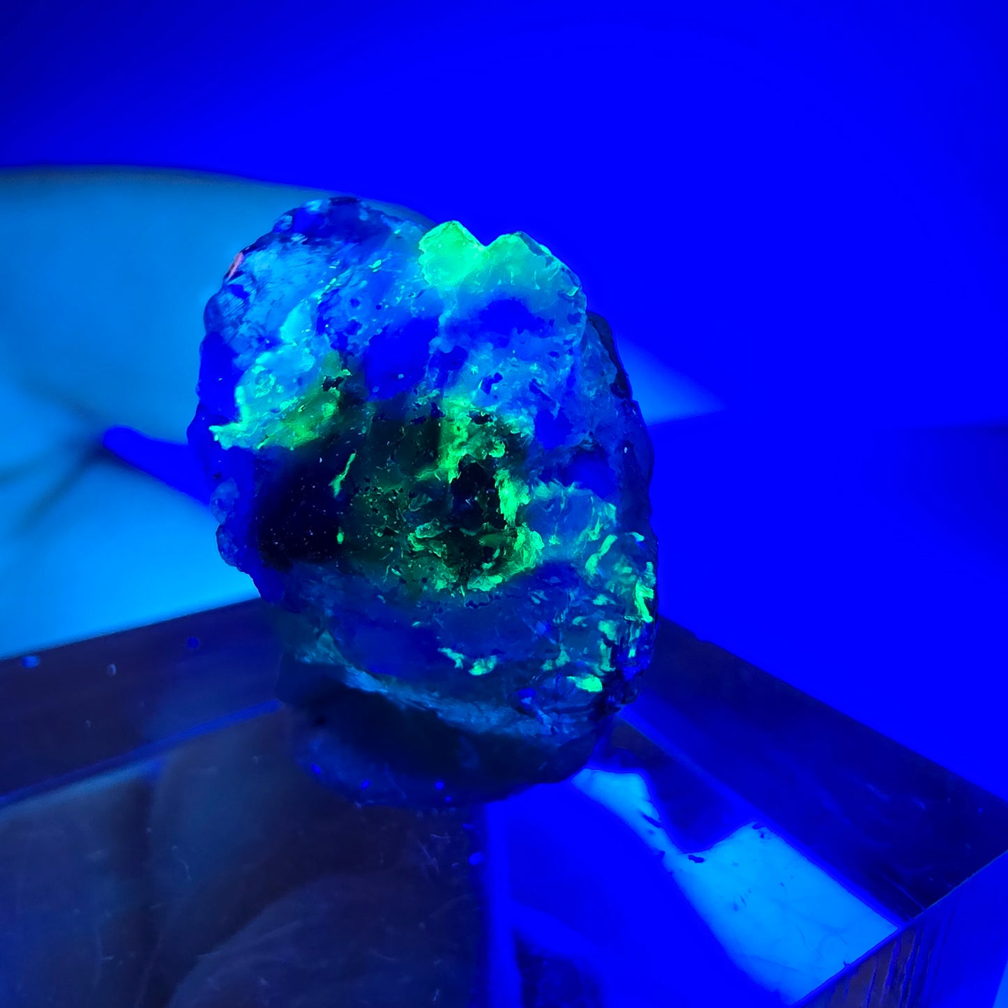 Cube de fluorite fantôme, muscovite et hyalite, spécimen d'Erongo, Namibie, 16 x 15 x 12 mm
