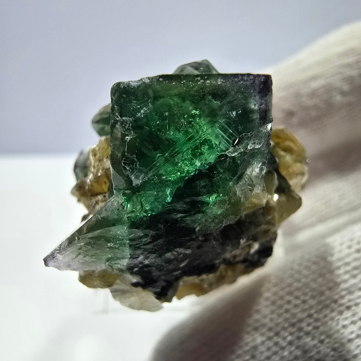 Spécimen de cube de fluorite fantôme zonal, de muscovite et de tourmaline Schorl, Erongo, Namibie, 31 x 24 x 27 mm