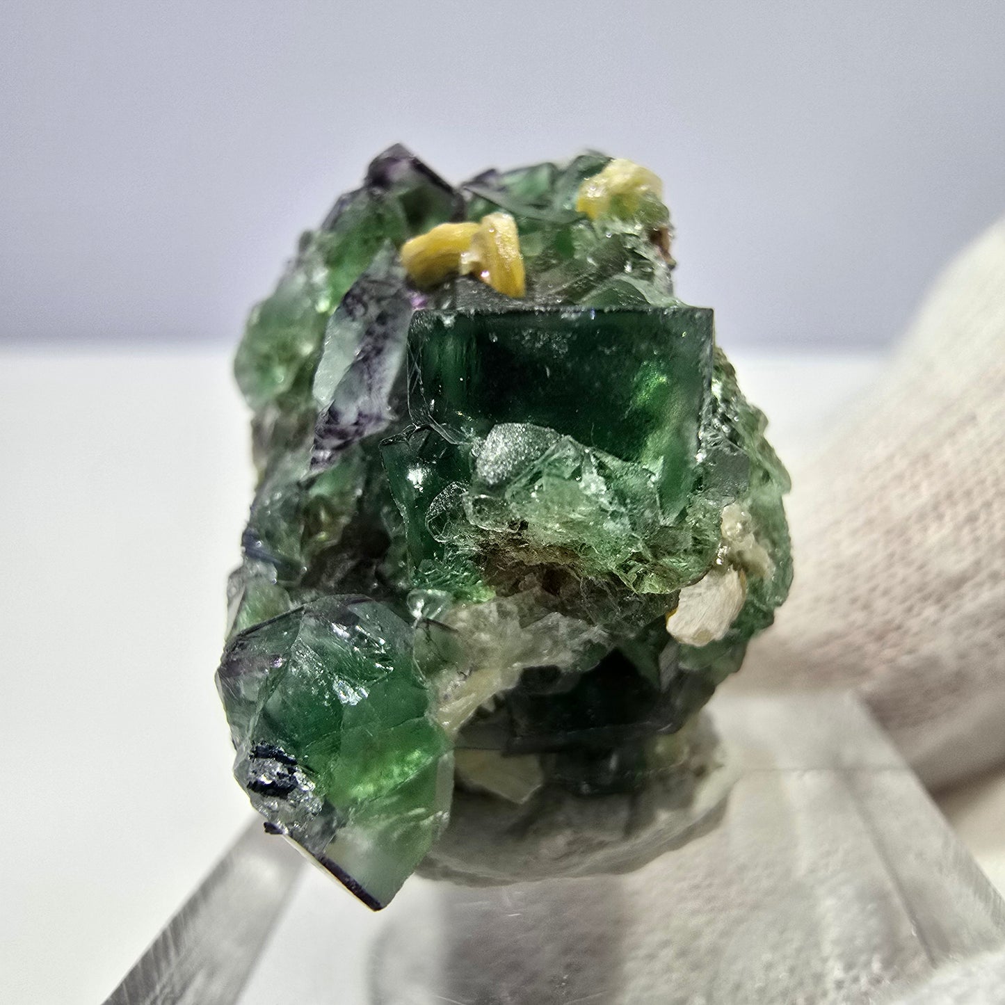 Spécimen de cube de fluorite fantôme zonal, de muscovite et de tourmaline Schorl, Erongo, Namibie, 27 x 25 x 24 mm