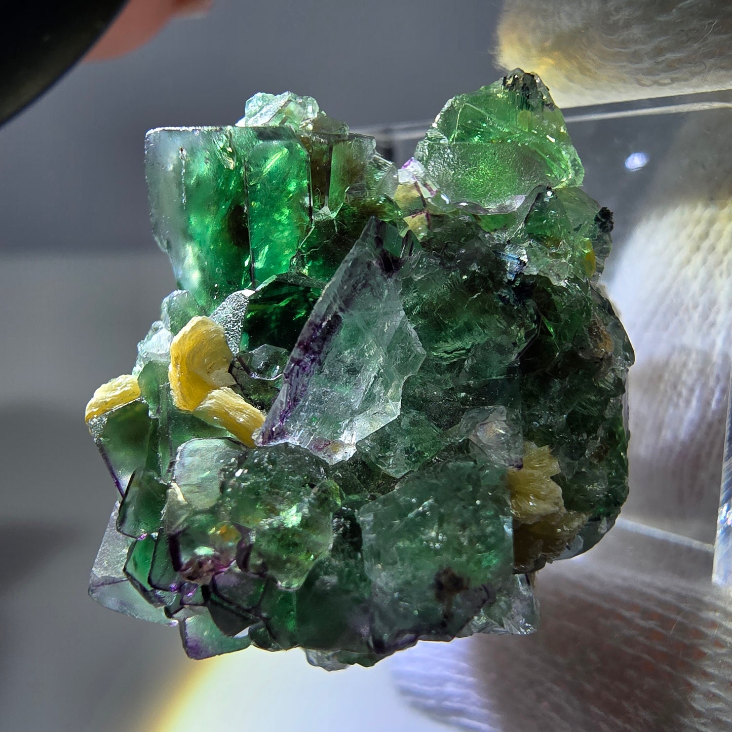 Spécimen de cube de fluorite fantôme zonal, de muscovite et de tourmaline Schorl, Erongo, Namibie, 27 x 25 x 24 mm