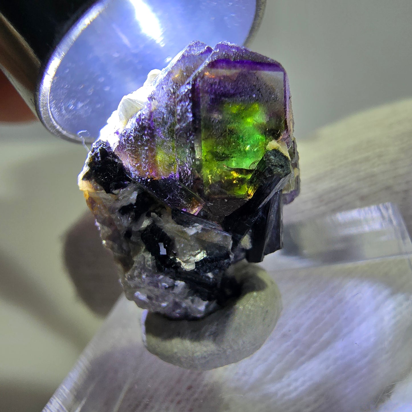 Fluorite fantôme colorée, Spécimen de tourmaline scholle muscovite, Erongo, Namibie, 19 x 17 x 14 mm