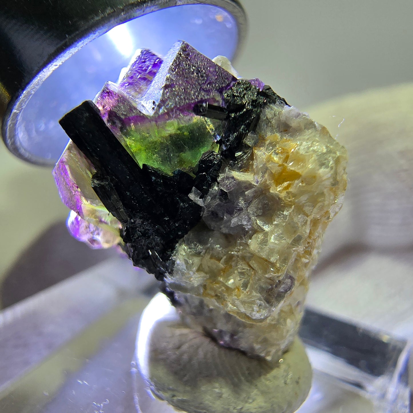 Fluorite fantôme colorée, Spécimen de tourmaline scholle muscovite, Erongo, Namibie, 19 x 17 x 14 mm