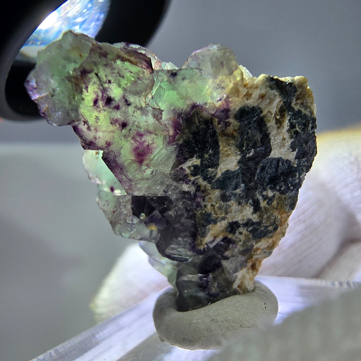 Spécimen de cube de fluorite fantôme zonal, de muscovite et de tourmaline Schorl, Erongo, Namibie, 30 x 22 x 20 mm