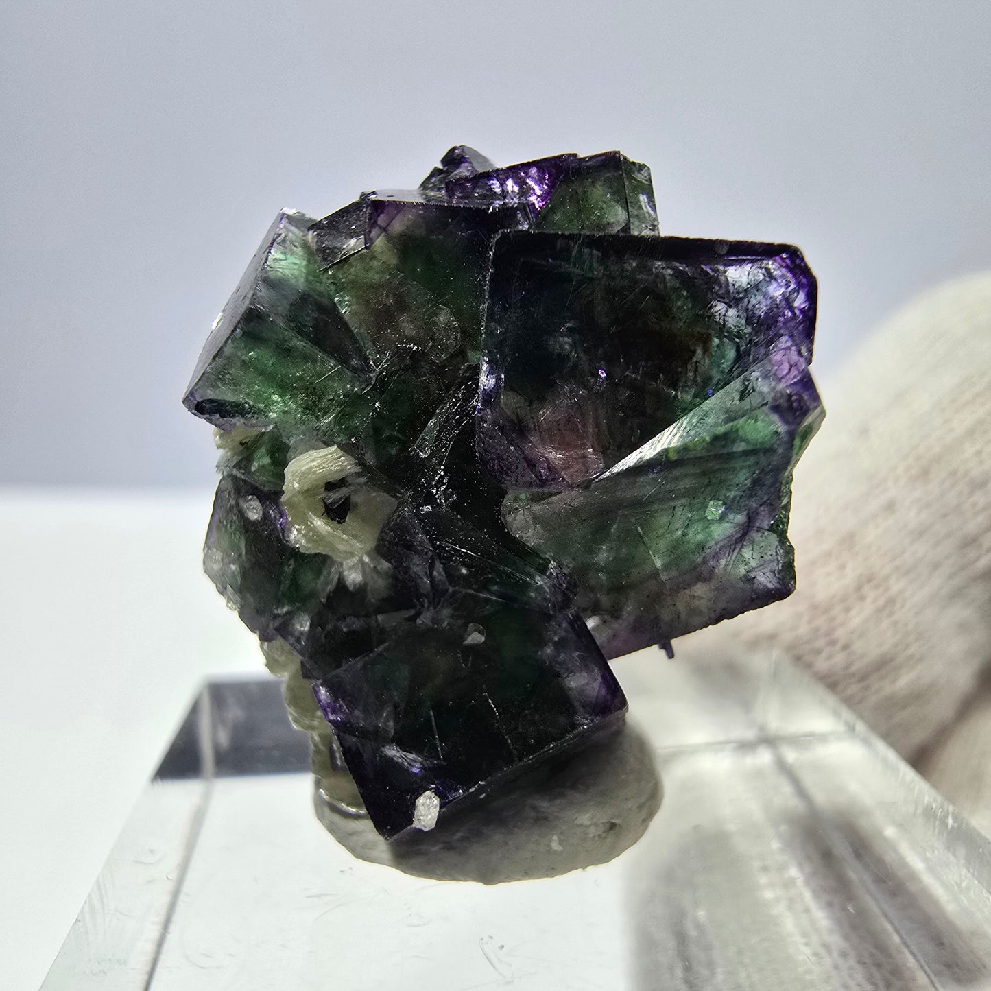 Spécimen de cube de fluorite fantôme zonal, de muscovite et de tourmaline Schorl, Erongo, Namibie, 24 x 18 x 11 mm