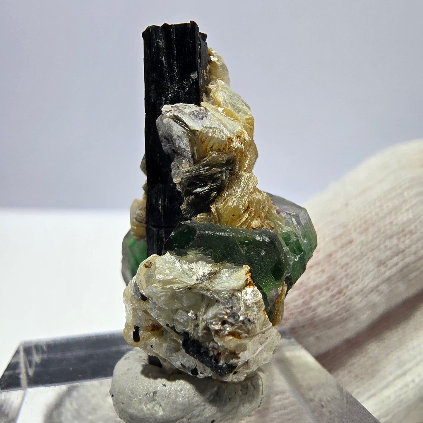 Cube de fluorite fantôme, muscovite et tourmaline Schorl, spécimen d'Erongo, Namibie, 29 x 19 x 17 mm