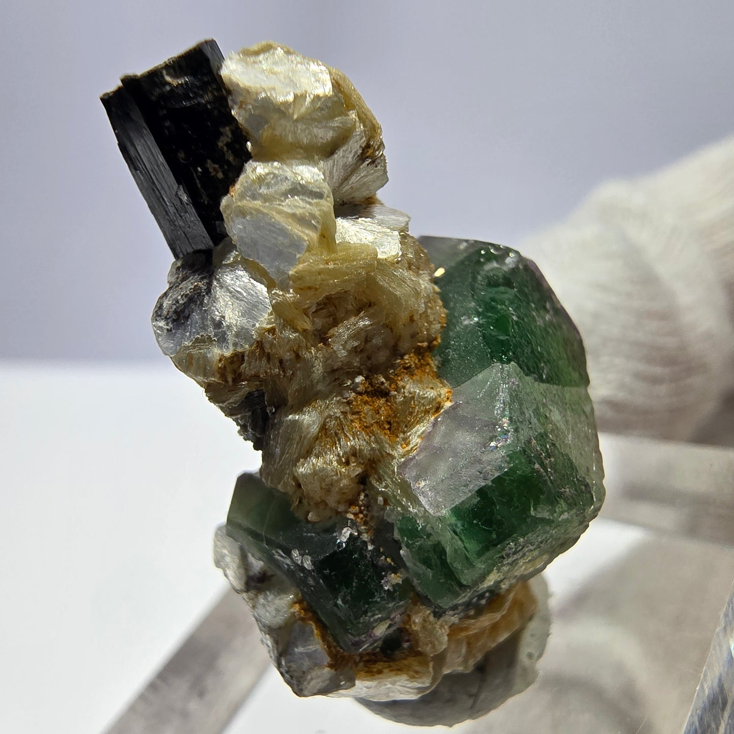 Cube de fluorite fantôme, muscovite et tourmaline Schorl, spécimen d'Erongo, Namibie, 29 x 19 x 17 mm