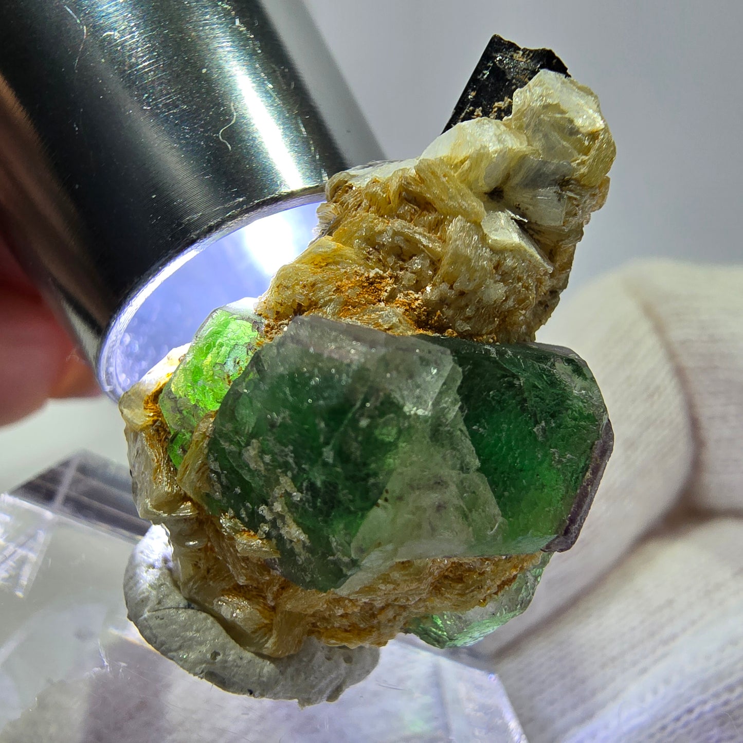Cube de fluorite fantôme, muscovite et tourmaline Schorl, spécimen d'Erongo, Namibie, 29 x 19 x 17 mm
