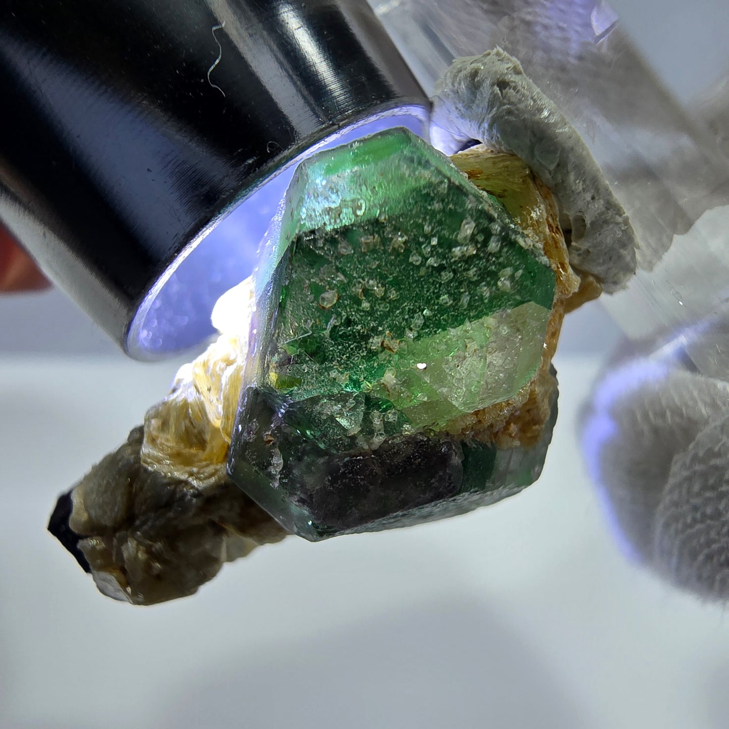 Cube de fluorite fantôme, muscovite et tourmaline Schorl, spécimen d'Erongo, Namibie, 29 x 19 x 17 mm
