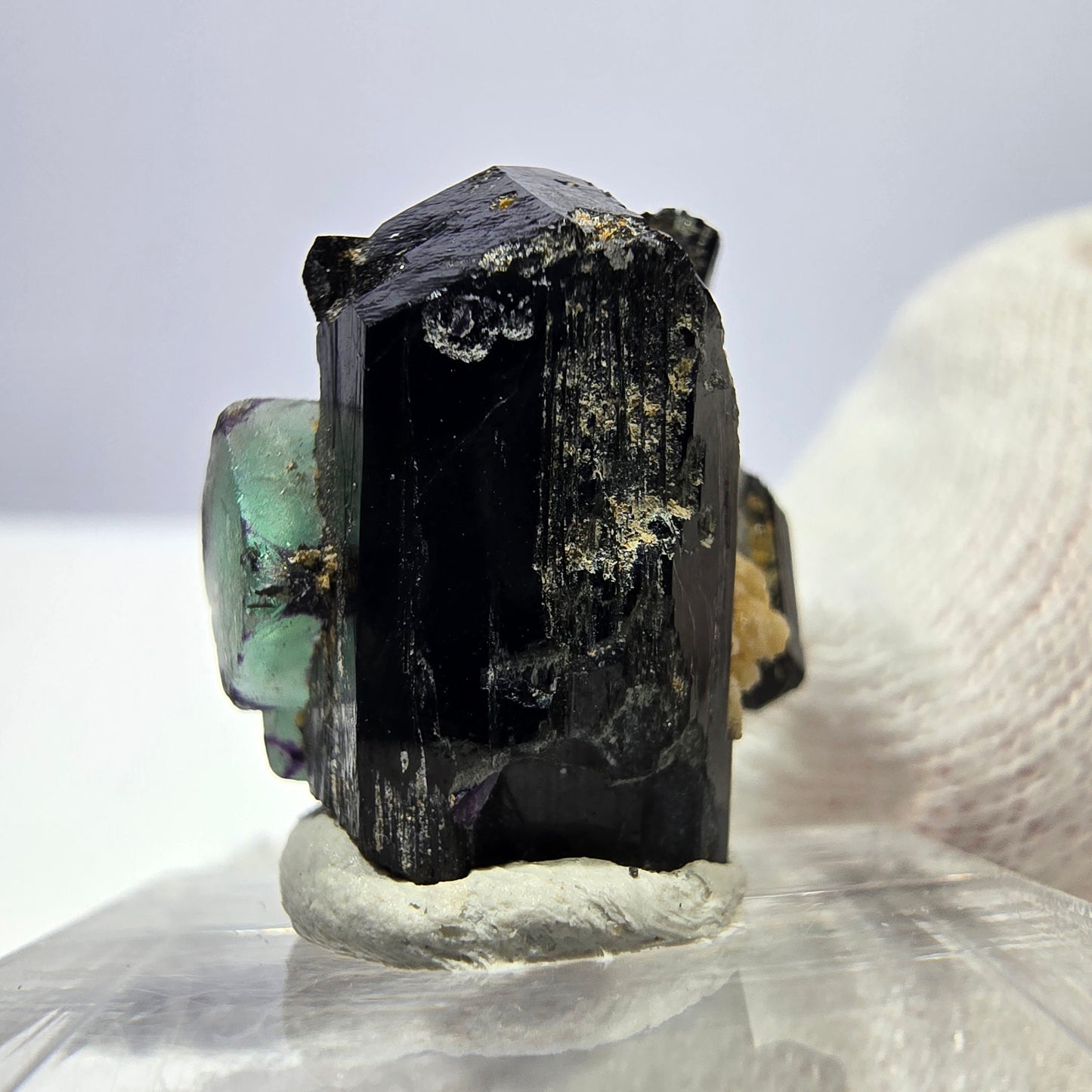Spécimen de cube de fluorite fantôme zonal, de muscovite et de tourmaline Schorl, Erongo, Namibie, 20 x 19 x 13 mm