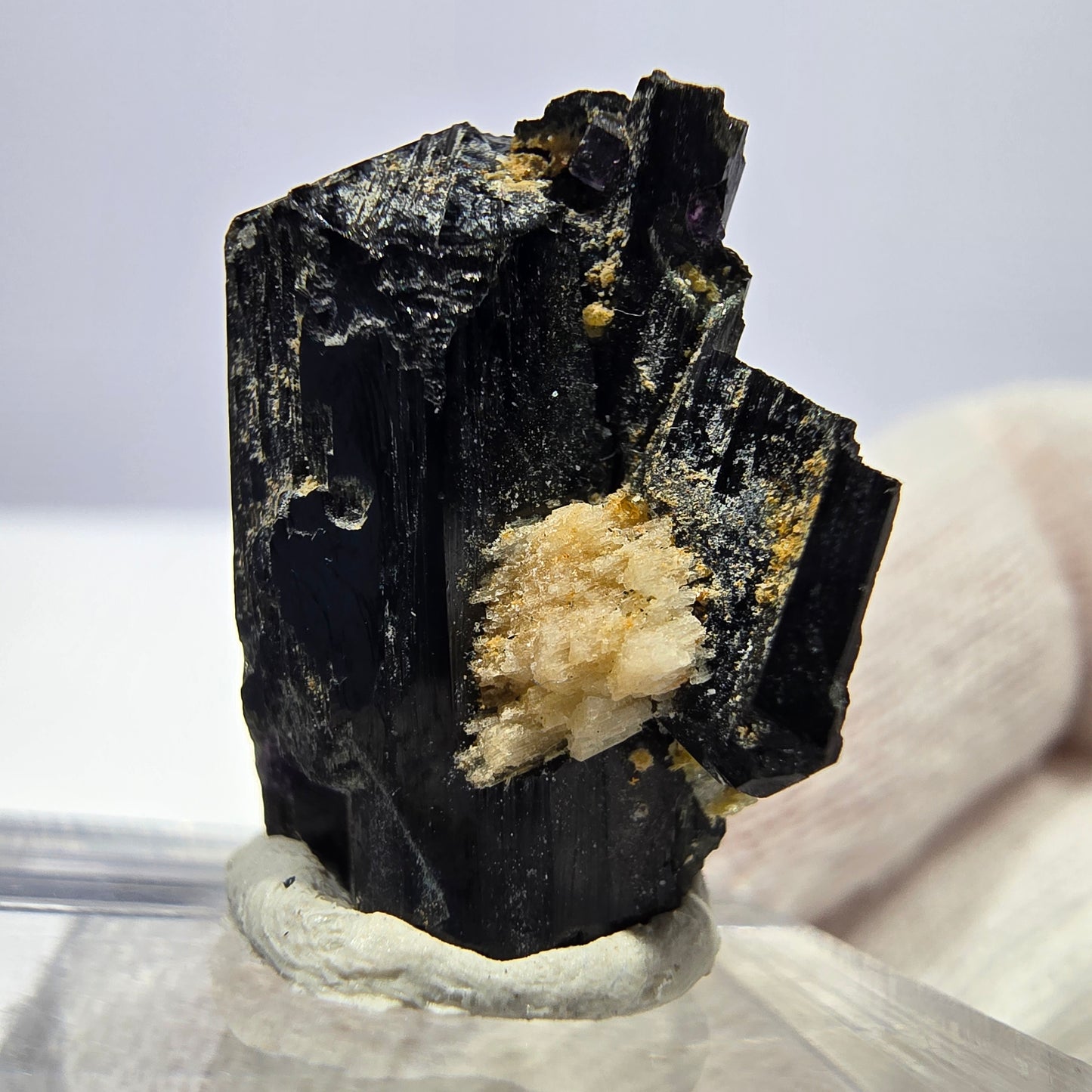 Spécimen de cube de fluorite fantôme zonal, de muscovite et de tourmaline Schorl, Erongo, Namibie, 20 x 19 x 13 mm