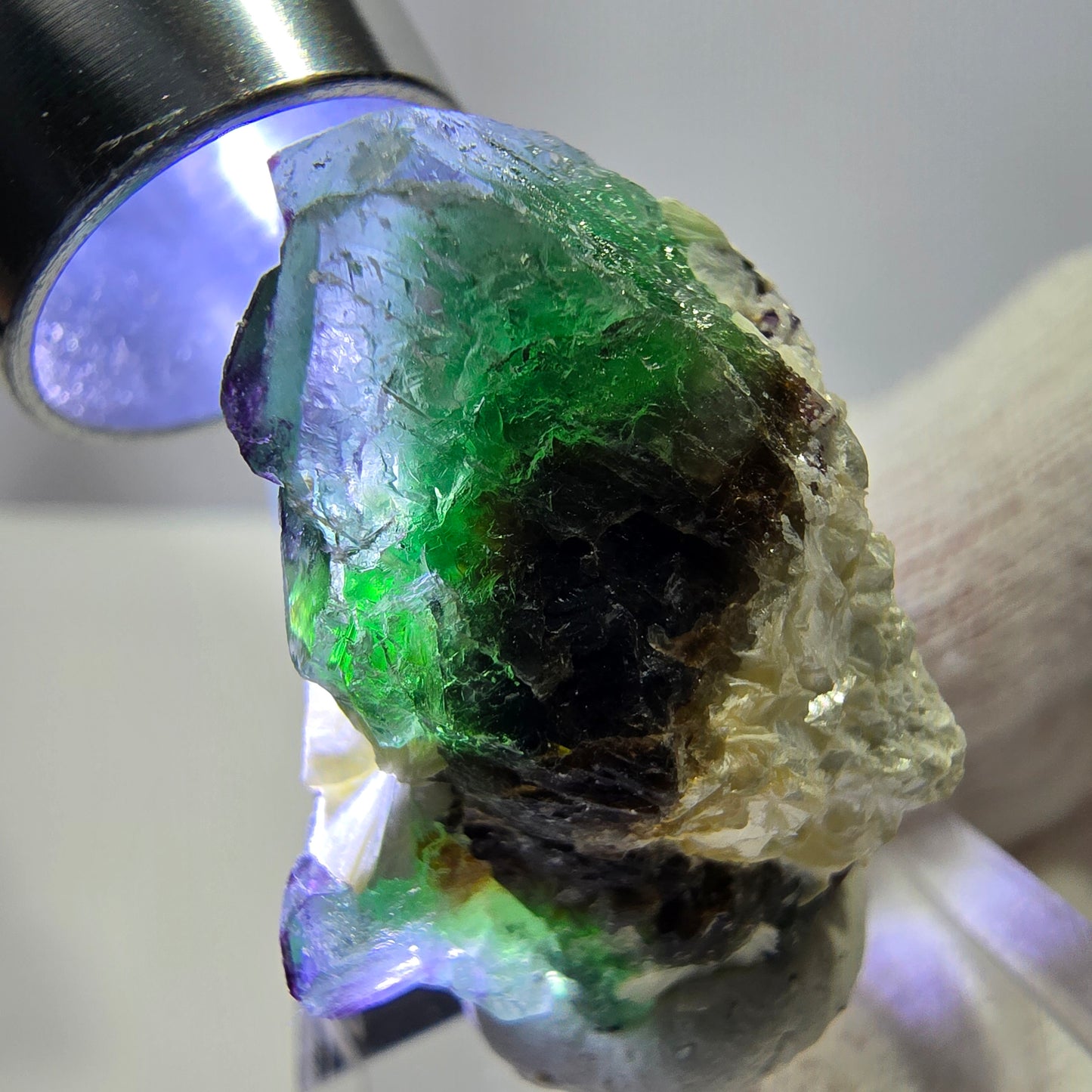 Spécimen de cube de fluorite fantôme zonal, de muscovite et de tourmaline Schorl, Erongo, Namibie, 32 x 26 x 20 mm