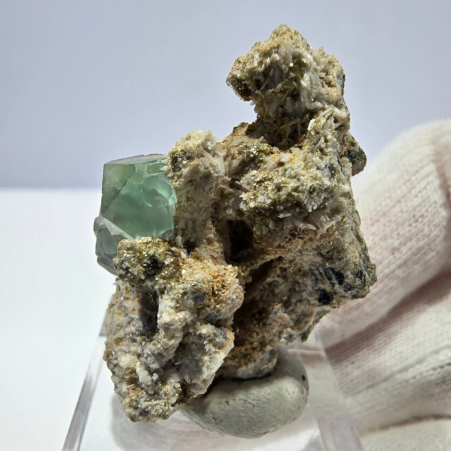Spécimen de cube de fluorite fantôme zonal, de muscovite et de tourmaline Schorl, Erongo, Namibie, 37 x 25 x 21 mm
