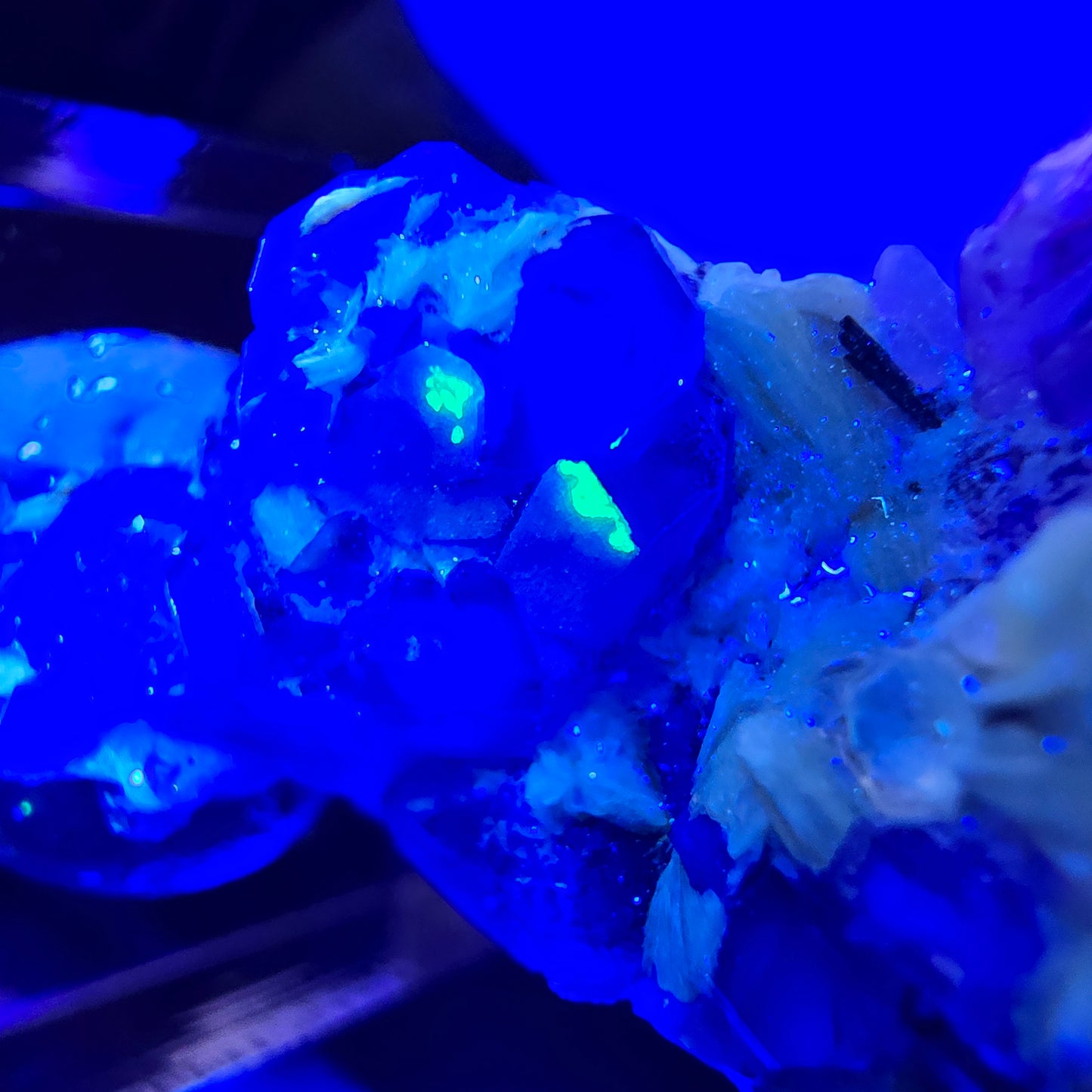 Cube de fluorite fantôme zonal, tourmaline muscovite Schörl hyalite Erongo, Namibie 39 x 24 x 12 mm