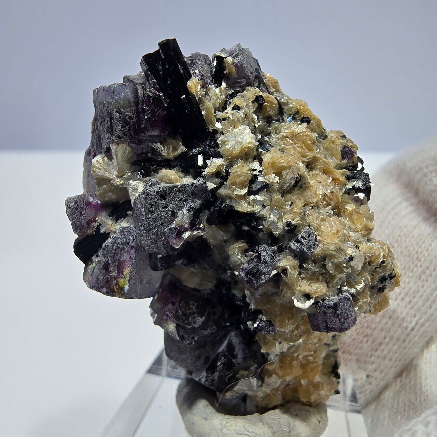 Spécimen de fluorite fantôme colorée et de tourmaline scholle muscovite, Erongo, Namibie, 44 x 29 x 22 mm
