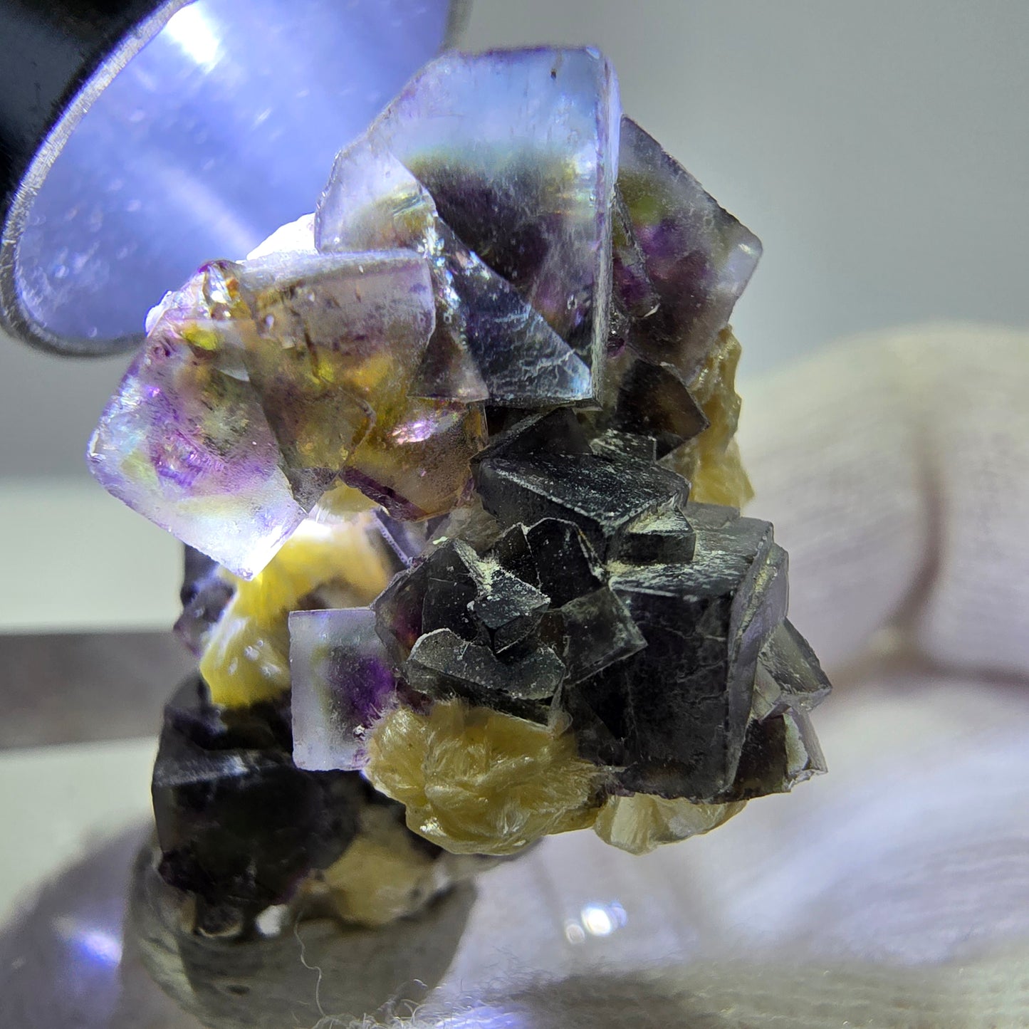 Cubes de fluorite fantôme colorés, spécimen de muscovite, Erongo, Namibie, 28 x 20 x 20 mm