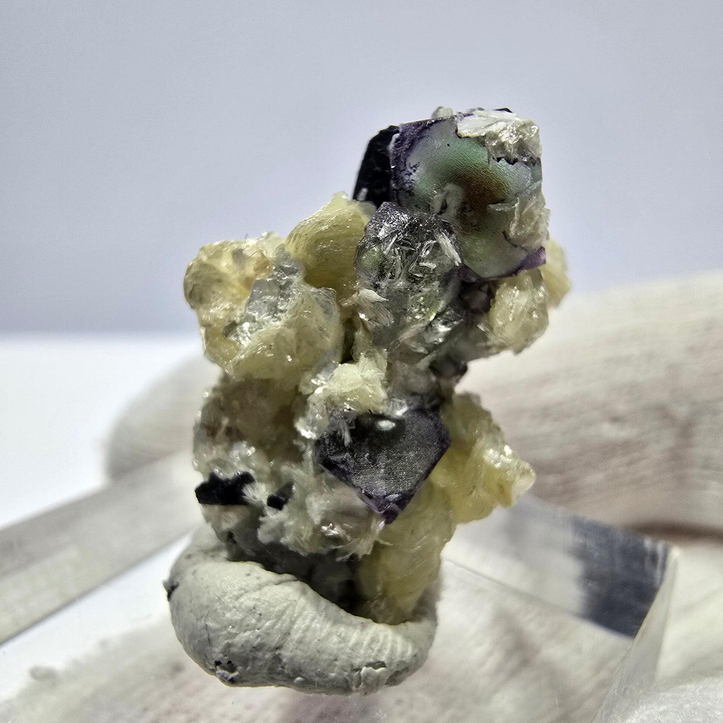 Cubes de fluorite fantôme colorés, muscovite, tourmaline Schorl, hyalite Erongo, Namibie 23 x 15 x 16 mm