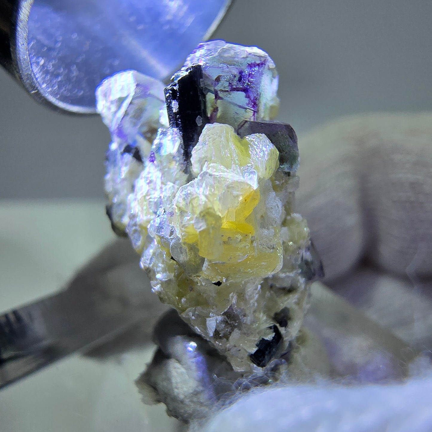Cubes de fluorite fantôme colorés, muscovite, tourmaline Schorl, hyalite Erongo, Namibie 23 x 15 x 16 mm