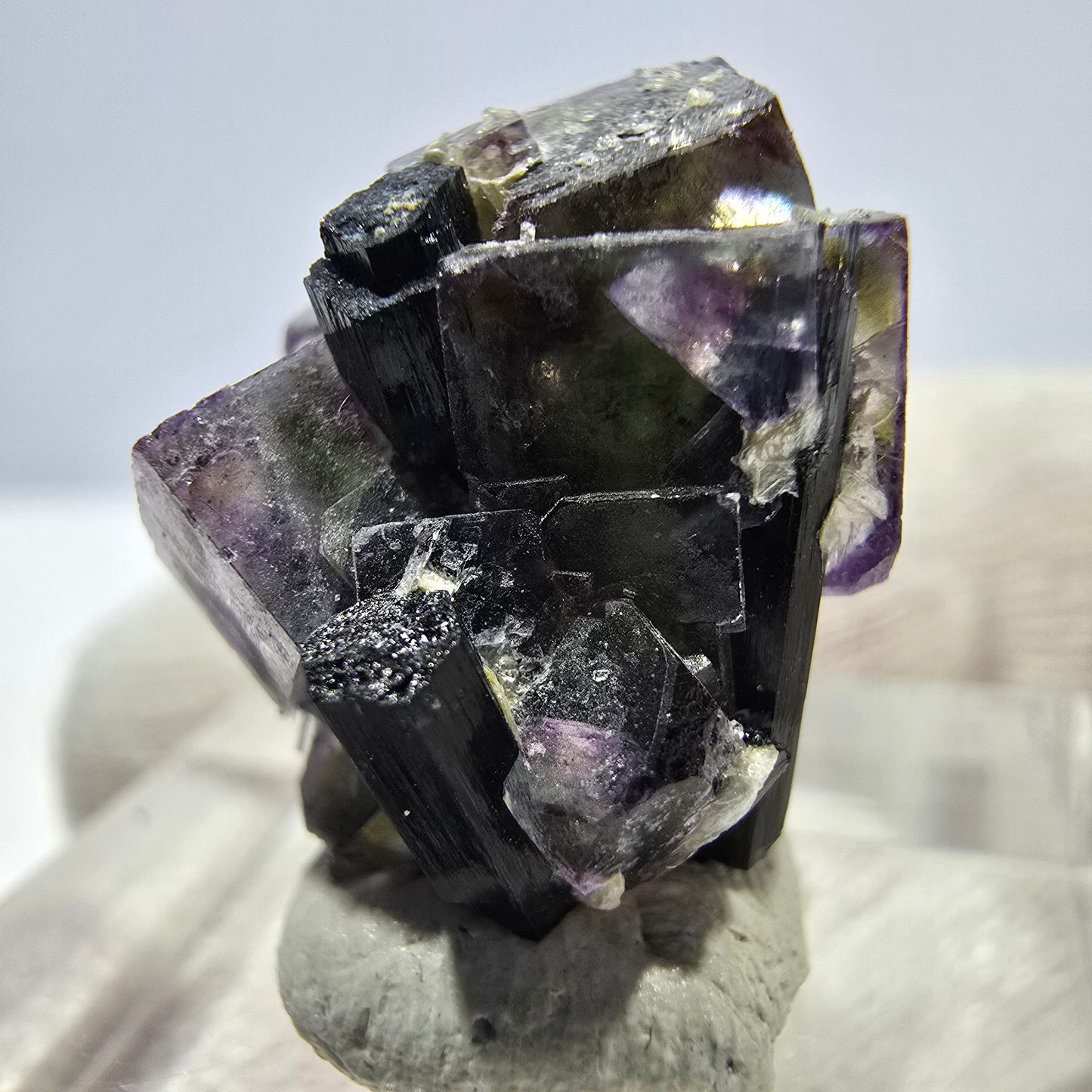 Fluorite fantôme colorée, Spécimen de tourmaline muscovite Schorl, Erongo, Namibie, 20 x 16 x 16 mm