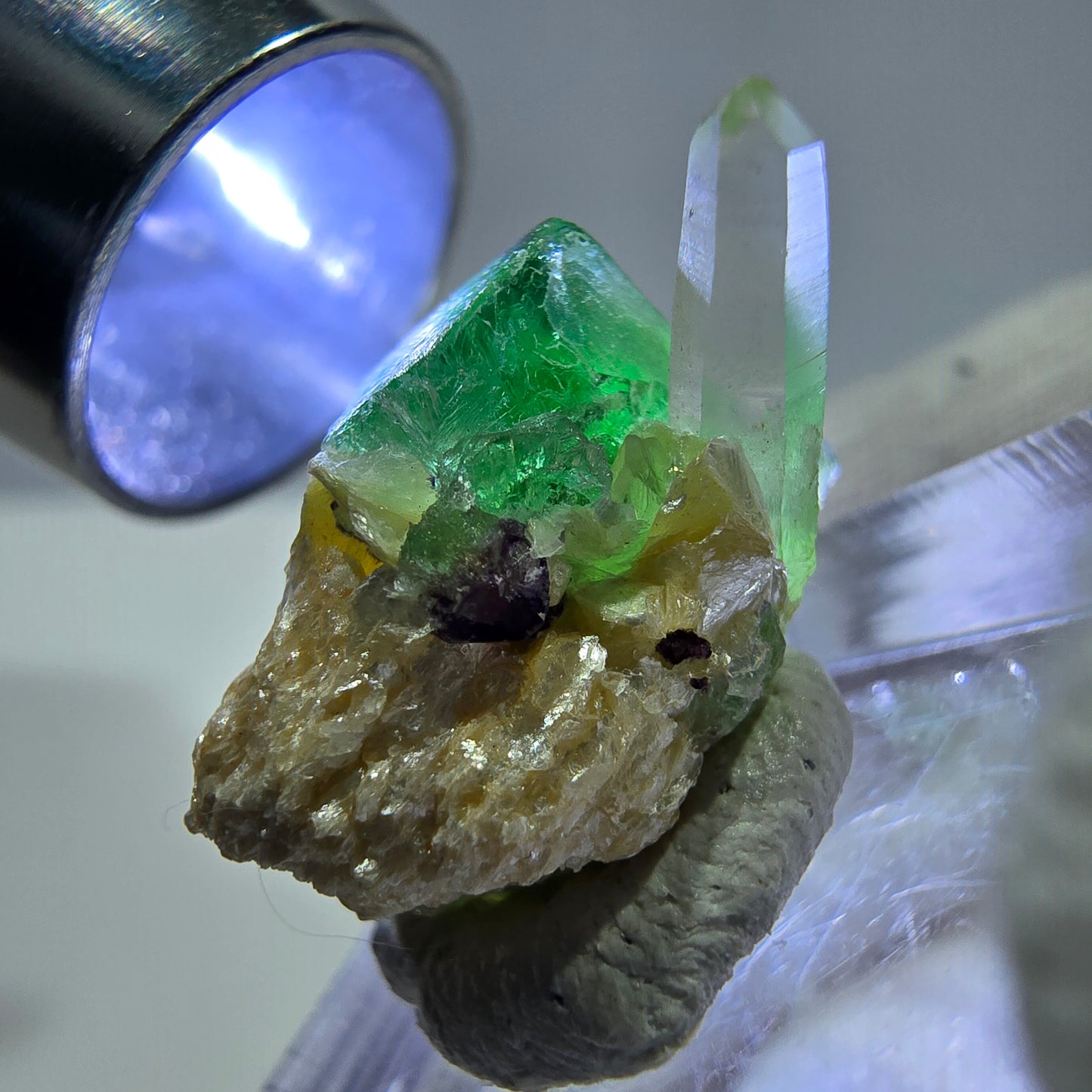 Cube de fluorite fantôme, quartz fumé, hyalite et muscovite, spécimen d'Erongo, Namibie, 20 x 15 x 13 mm