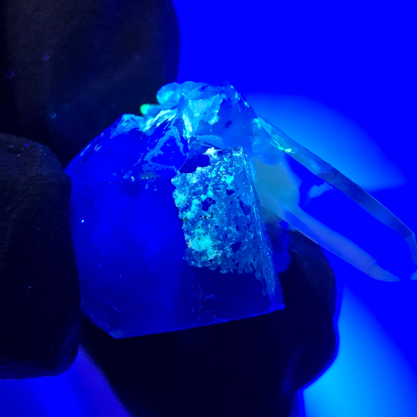 Cube de fluorite fantôme, quartz fumé, hyalite et muscovite, spécimen d'Erongo, Namibie, 20 x 15 x 13 mm