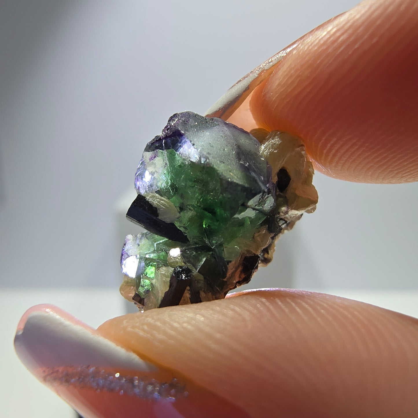 Lot de 16 fluorites fantômes, hyalites, tourmalines Schörl, muscovites, Erongo, Namibie
