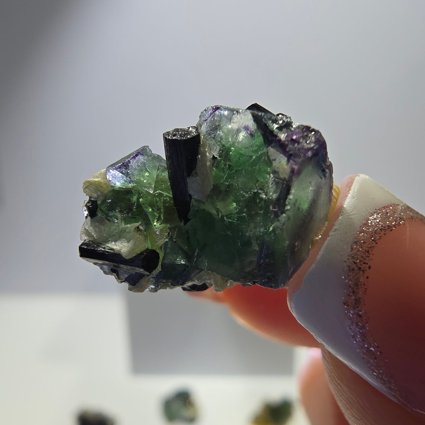 Lot de 16 fluorites fantômes, hyalites, tourmalines Schörl, muscovites, Erongo, Namibie