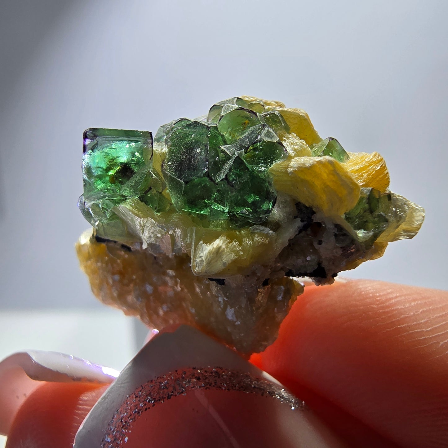 Lot de 16 fluorites fantômes, hyalites, tourmalines Schörl, muscovites, Erongo, Namibie
