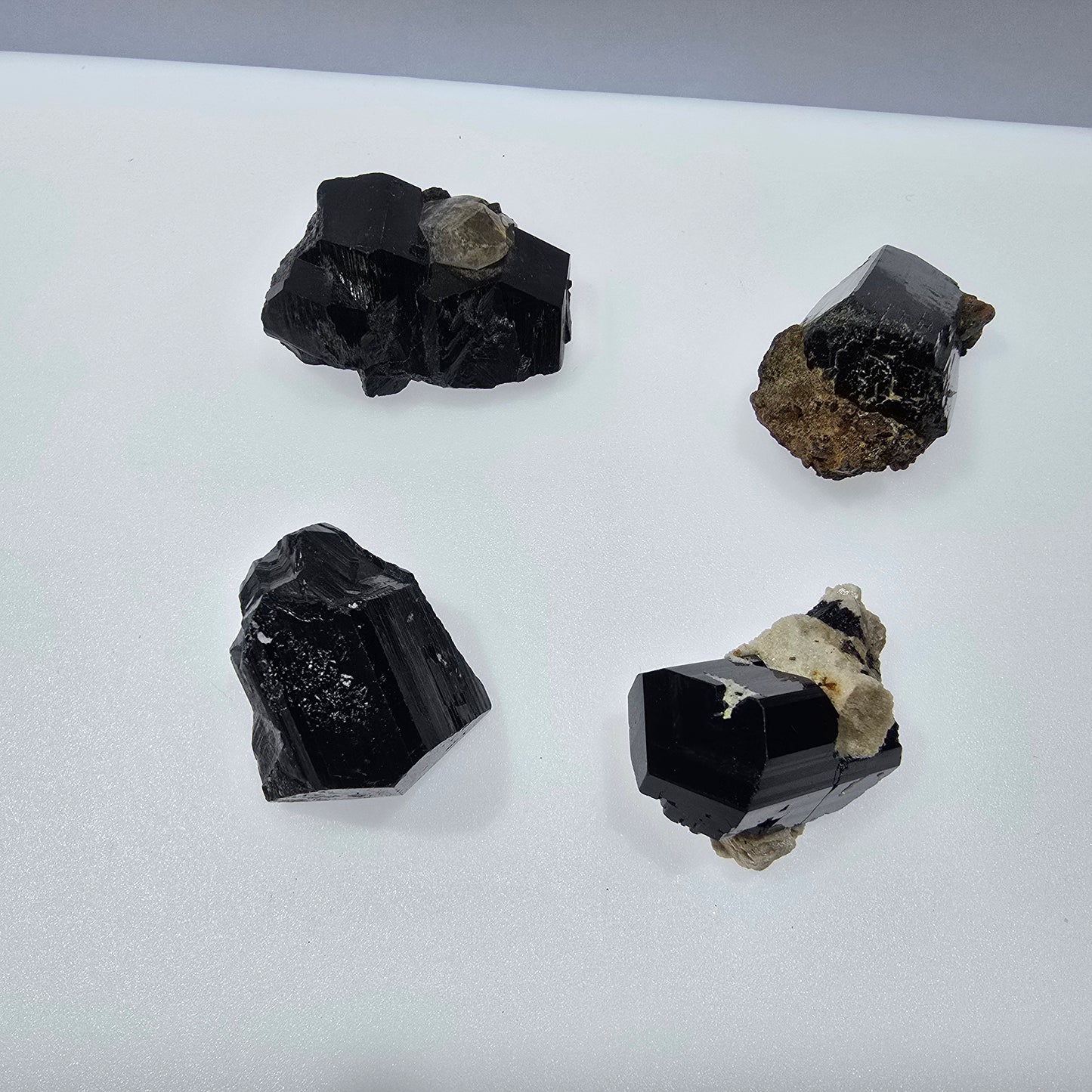 Lot de 12 pièces de tourmaline noire schorl et de quartz fumé hyalite, Erongo, Namibie