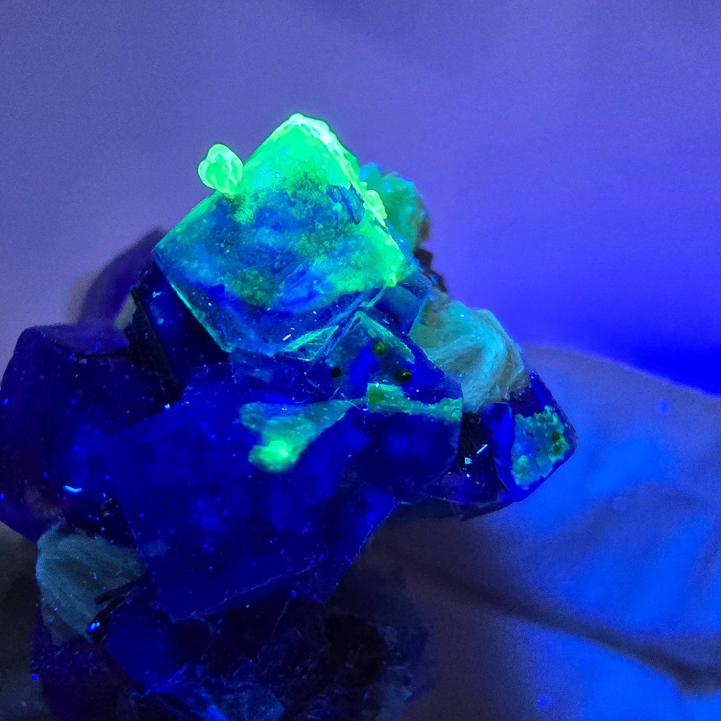 Cubes de fluorite fantôme colorés, muscovite, tourmaline Schorl, hyalite d'Erongo, Namibie 31 x 21 x 24 mm