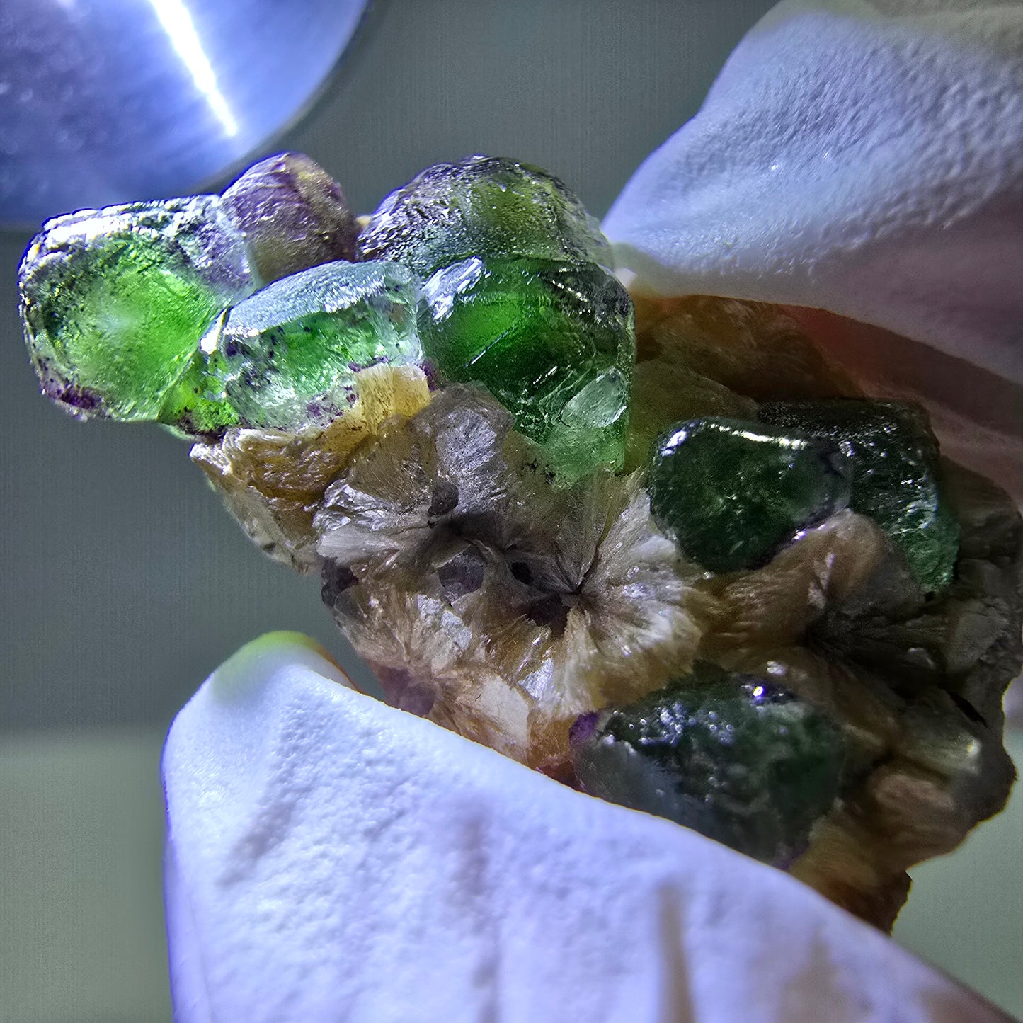 Cube de fluorite fantôme, zonal, spécimen de muscovite, Erongo, Namibie, 28 x 16 x 1 mm
