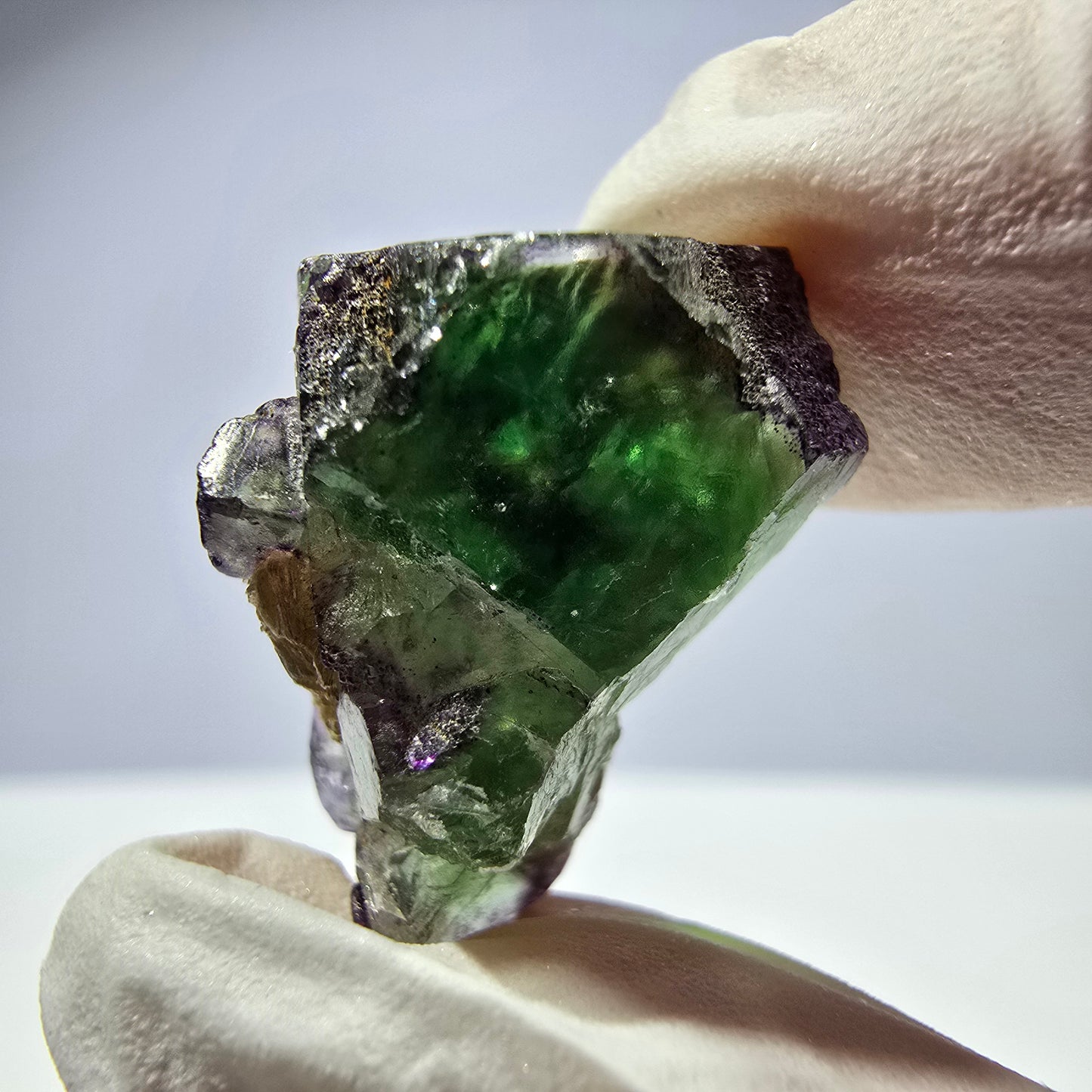 Cube de fluorite fantôme, zonal, spécimen de muscovite, Erongo, Namibie, 24 x 17 x 12 mm