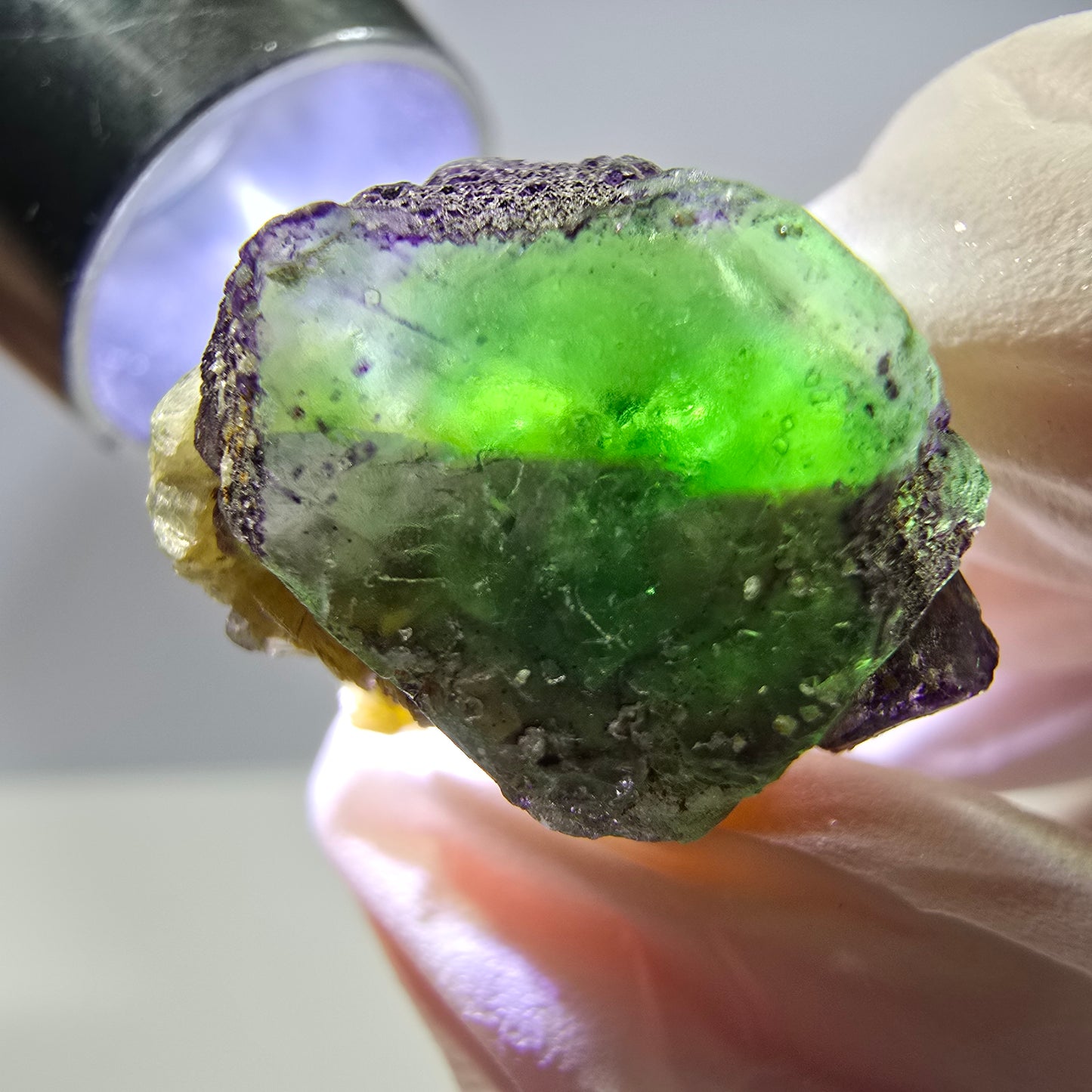 Cube de fluorite fantôme, zonal, spécimen de muscovite, Erongo, Namibie, 24 x 17 x 12 mm