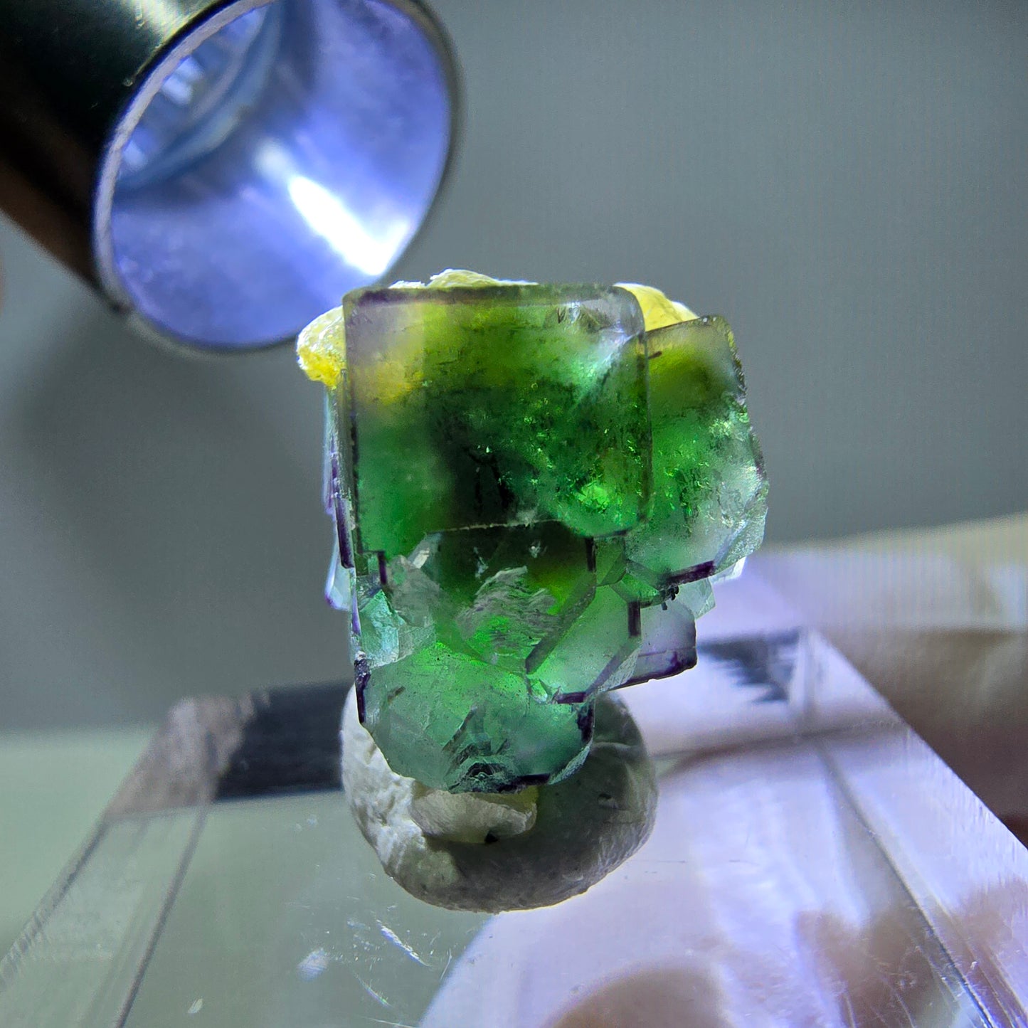 Cube de fluorite fantôme, zonal, spécimen de muscovite, Erongo, Namibie, 17 x 12 x 11 mm