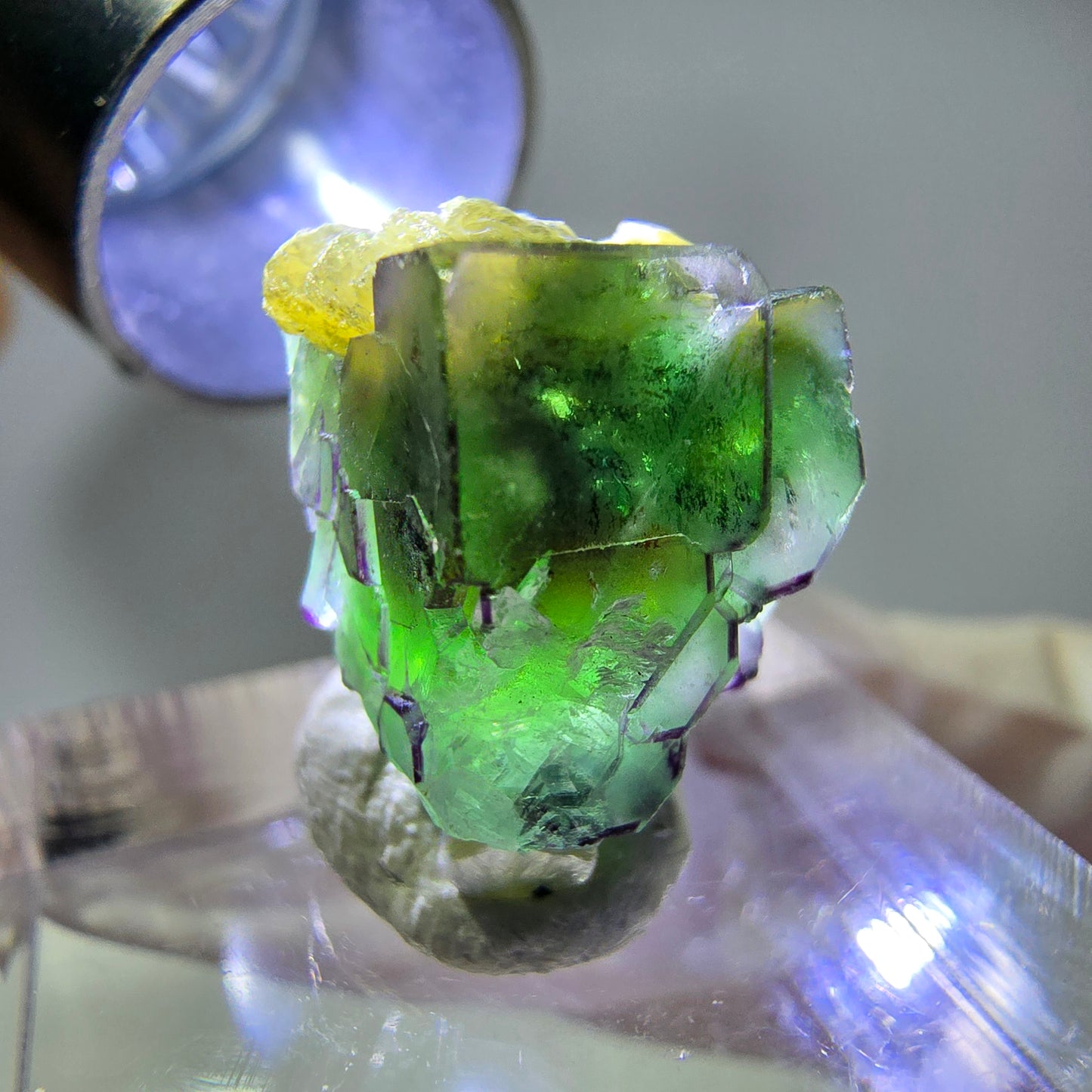 Cube de fluorite fantôme, zonal, spécimen de muscovite, Erongo, Namibie, 17 x 12 x 11 mm