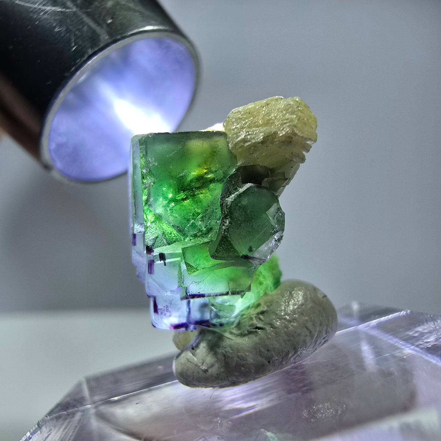 Cube de fluorite fantôme, zonal, spécimen de muscovite, Erongo, Namibie, 17 x 12 x 11 mm