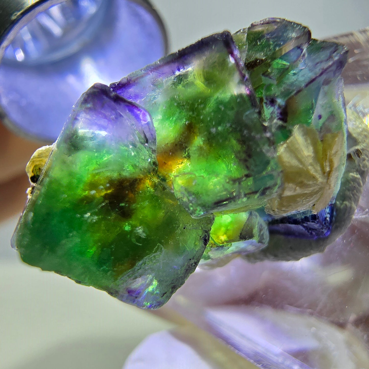 Cube de fluorite fantôme, zonal, spécimen de muscovite, Erongo, Namibie, 24 x 14 x 13 mm