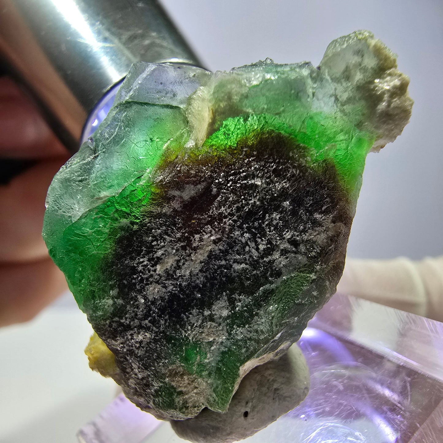 Cube de fluorite fantôme, muscovite et hyalite, spécimen d'Erongo, Namibie, 34 x 23 x 22 mm