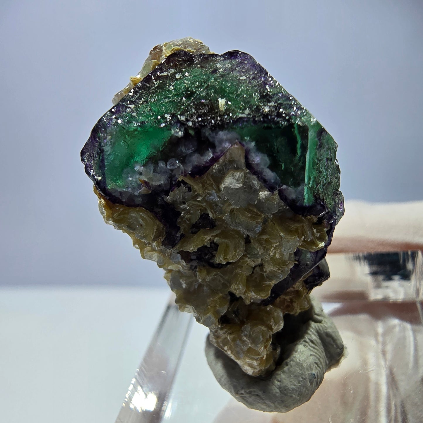 Cube hexagonal de fluorite fantôme, muscovite, tourmaline Schörl, Erongo, Namibie 27 x 20 x 18 mm
